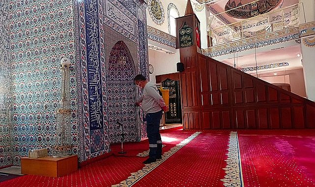 Bayraklı'da camiler bayrama hazır