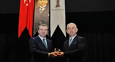 Bergama Belediyesi'nde Devir Teslim Töreni; DR. Tanju Çelik Mazbatasını Aldı