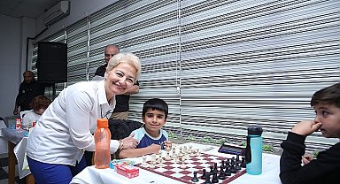 Burhaniye Belediyesi tarafından 23 Nisan Ulusal Egemenlik ve Çocuk Bayramı Satranç Turnuvası başladı