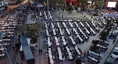 Burhaniyeliler, Kadir Gecesi'nde her yıl olduğu gibi bu yıl da Cumhuriyet Meydanı'nda iftarda buluştu
