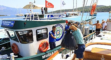 Büyükşehir Bayram Tatilinde Teknelerden Atık Toplamaya Devam Etti