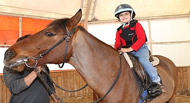 Büyükşehir'den çocuklara ücretsiz at binme