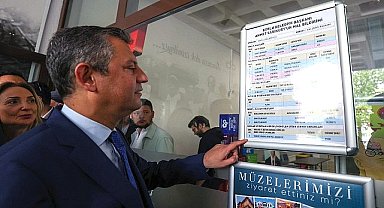 Çorlu Belediye Başkanı Ahmet Sarıkurt, belediye girişinde bulunan panolara astığı mal beyanı belgesiyle mal varlığını kamuoyuyla paylaştı