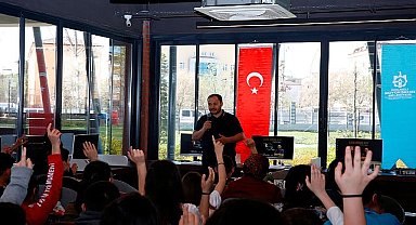 Derince Kütüphanesi'nin ilk konuğu Asal oldu