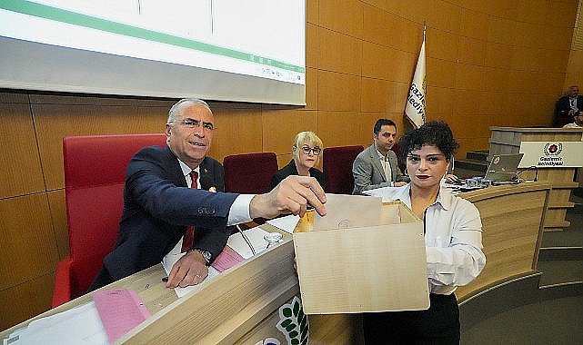Gaziemir'de Ünal Işık yönetiminde ilk meclis