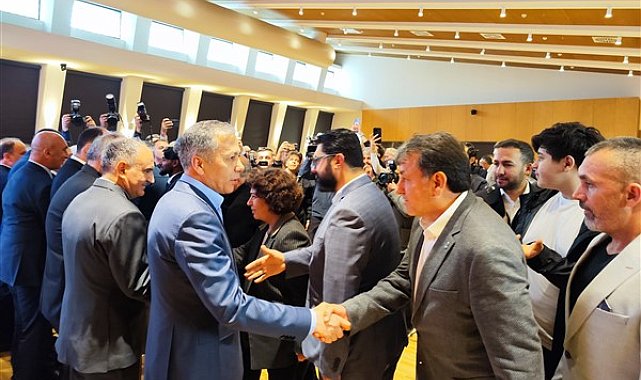 İçişleri Bakanı Yerlikaya, bayramın ilk günü Konya protokolüyle bayramlaştı