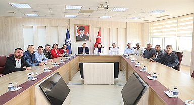 İncirliova Esnaf ve Sanatkarlar Odası Başkanı Ercan Uçak ve yönetim kurulu üyeleri, Aydın Büyükşehir Belediye Başkanı Özlem Çerçioğlu'na nezaket ziyaretinde bulundu