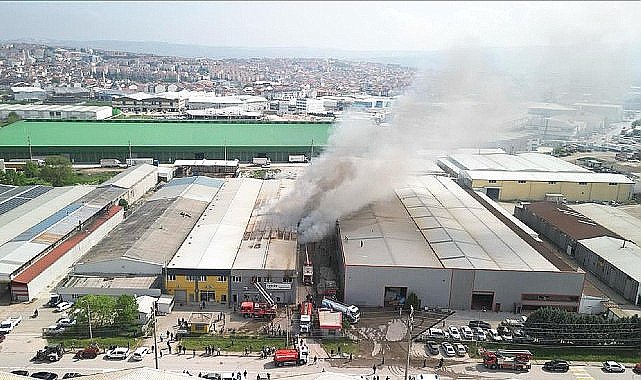 İnegöl Organize Sanayi Bölgesi 4. Cadde üzerinde bulunan bir sandalye üretim fabrikasında sabah saatlerine başlayan yangın sonrası İnegöl ve Bursa'daki tüm ekipler teyakkuza geçti