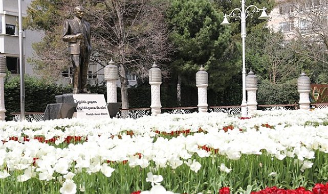 İstanbul'un tarihi noktaları lalelerle süslendi