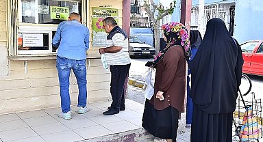 İzmirli yurttaşlardan Başkan Tugay'a “ekmek