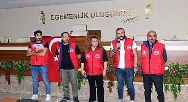 Karabağlar Belediye Başkanı Helil Kınay, DİSK Genel-İş 5 No'lu Şube'nin 1 Mayıs açıklamasına katıldı
