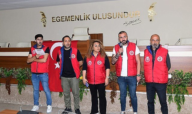 Karabağlar Belediye Başkanı Helil Kınay, DİSK Genel-İş 5 No'lu Şube'nin 1 Mayıs açıklamasına katıldı