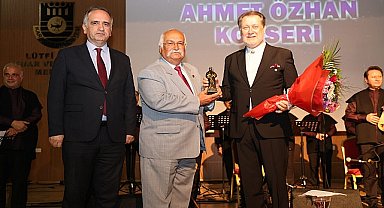 Karaman Belediyesi'nin katkılarıyla sahne alan ünlü sanatçı Ahmet Özhan ve İstanbul Tarihi Türk Müziği Topluluğu'nun konseri ilgiyle izlendi