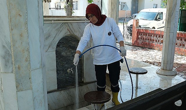 Kemer'de camilerde bayram temizliği