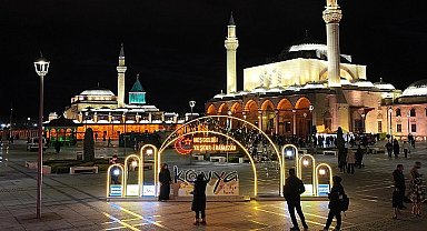 Konya Büyükşehir'in Işıklı TAG'ları Şehrin Ramazan Coşkusuna Katkı Yapıyor