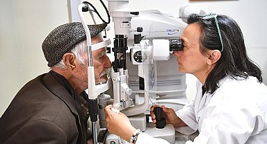 Kulakları duymayan 86 yaşındaki Cemil Amca Eşrefpaşa Hastanesi'nde tedavi oldu