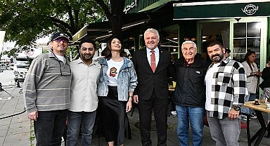 Lüleburgaz Belediye Başkanı Dr. Murat Gerenli, çekimleri Lüleburgaz'da süren 'Paranoya' filminin setini ziyaret ederek usta oyuncularla bir araya geldi