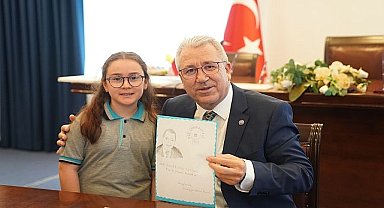 Minik öğrencilerden Rektör Prof. Dr. Necdet Budak'a 23 Nisan sürprizi