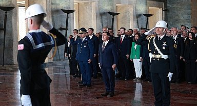 Muğla Büyükşehir Belediye Başkanı Ahmet Aras ve yeni seçilen 11 CHP'li ilçe belediye başkanı Anıtkabir'i ziyaret etti.