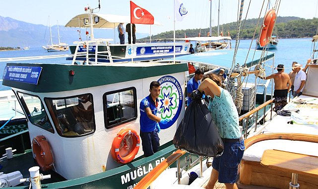 Muğla’da bayram tatilinde teknelerden atık toplanmaya devam edildi