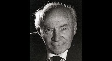 Muhsin Ertuğrul Kabri Başında Anılıyor