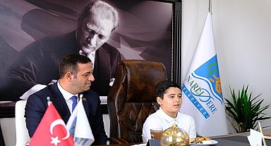 Narlıdere Belediye Başkanı Erman Uzun, 23 Nisan Ulusal Egemenlik ve Çocuk Bayramı'nda koltuğu 3.sınıf öğrencisi Ali Dönmez'e devretti