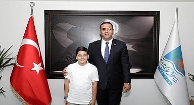 Narlıdere Belediye Başkanı Erman Uzun, 23 Nisan Ulusal Egemenlik ve Çocuk Bayramı'nda koltuğu 3.sınıf öğrencisi Ali Dönmez'e devretti