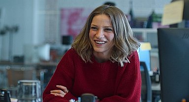 Netflix, Serenay Sarıkaya'ya Eşsiz Bir Kadronun Eşlik Ettiği Ece Yörenç İmzalı Kimler Geldi Kimler Geçti'nin Fragmanını Paylaştı