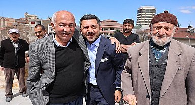 Nevşehir Belediye Başkanı Rasim Arı, Kurşunlu Camii'nde kıldığı Cuma namazının ardından vatandaşlarla bir araya geldi