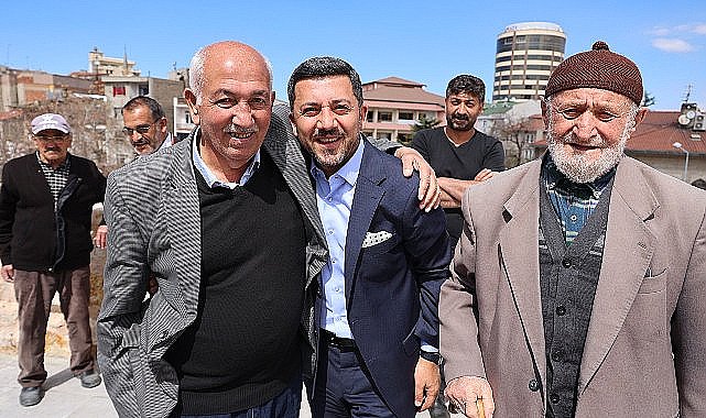 Nevşehir Belediye Başkanı Rasim Arı, Kurşunlu Camii'nde kıldığı Cuma namazının ardından vatandaşlarla bir araya geldi