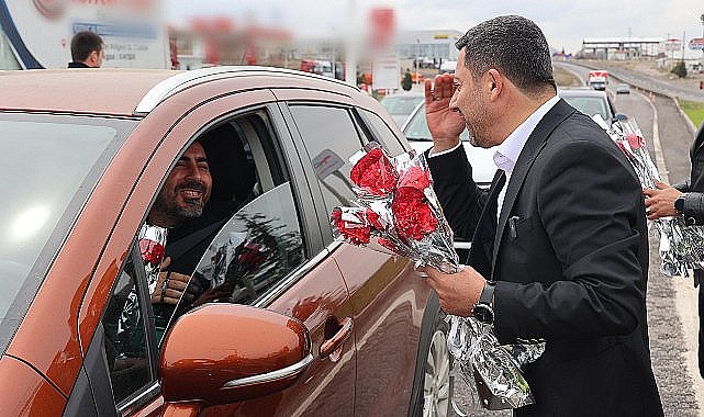 Nevşehir Belediye Başkanı Rasim Arı, Ramazan Bayramı tatilini Kapadokya'da karşılayacak yerli turistleri ve bayram için memleketlerine dönen hemşehrilerini kent girişinde karanfille karşıladı