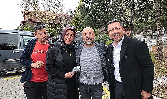Nevşehir Belediyesi tarafından, arife günü mezarlık ziyaretinde bulunan vatandaşlara Yasin-i Şerif, tesbih ve gül suyu dağıtıldı