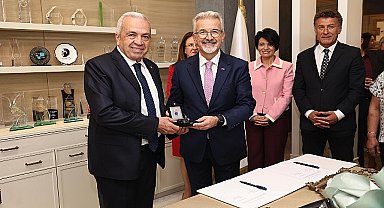 Nilüfer Belediye Başkanı Şadi Özdemir görevi, bir önceki dönem Başkanı Turgay Erdem'den devraldı