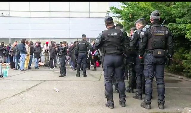 Paris evsizler ve mültecilerden