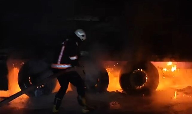 Şanlıurfa'da seyir halindeki tır yandı