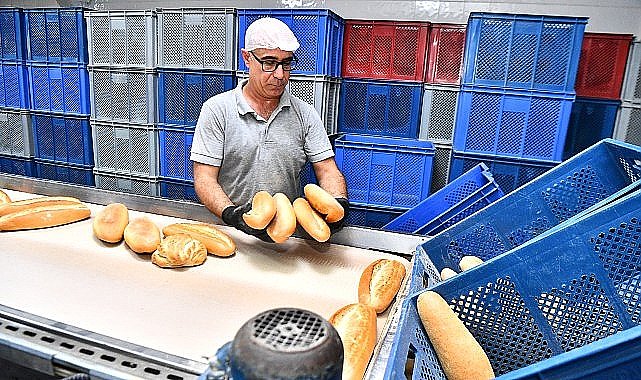 Sofralar ekmeksiz kalmayacak Başkan Tugay sözünü tuttu ekmek 5 TL'ye düştü