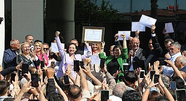 Yeniden Efes Selçuk Belediye Başkanı seçilen Filiz Ceritoğlu Sengel, bayrama bir gün kala mazbatasını büyük bir coşku ile aldı