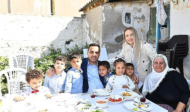 Yıldız'dan anlamlı bayram buluşmaları Çiğli Belediye Başkanı Onur Emrah Yıldız; “Bir çocuğun, bir annenin gülüşüdür bayram