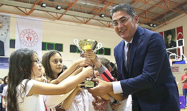 10. Geleneksel Çocuk Oyunları, Burhaniye Atatürk Kapalı Spor Salonu'nda düzenlenen ödül töreni ile tamamlandı
