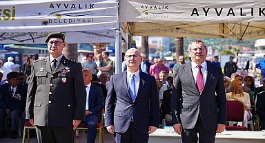 172. Alay Komutanı Yarbay Ali Çetinkaya'nın Ayvalık'ta ilk kurşun atışının 105. yıl dönümü anısına Cumhuriyet Meydanı'nda çelenk koyma töreni ardından Alibey (Cunda) Adası'nda Ali Çetinkaya büstüne çiçek bırakıldı