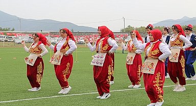 19 Mayıs Atatürk'ü Anma Gençlik ve Spor Bayramı sebebiyle İznik İlçe Stadyumunda kutlama töreni gerçekleştirildi