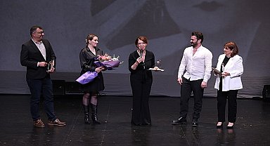 38. Genç Günler'in açılış gecesinde verilen 28. Bedia Muvahhid Ödülü'ne Cadı Kazanı oyunundaki rolüyle Selen Nur Sarıyar layık görüldü