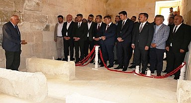 747. Türk Dil Bayramı ve Yunus Emre'yi Anma Etkinlikleri kapsamında Karamanoğlu Mehmetbey Balkusan'daki kabri başında anıldı
