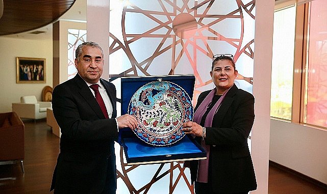 Adnan Menderes Üniversitesi Rektörü Prof. Dr. Bülent Kent'ten Aydın Büyükşehir Belediye Başkanı Özlem Çerçioğlu'na nezaket ziyaretinde bulundu
