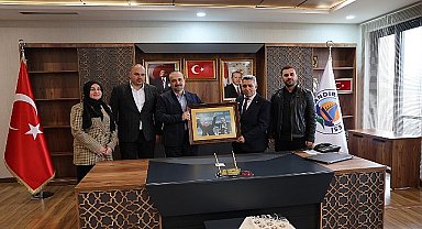 AK Parti Kocaeli İl Başkanı Dr. Şahin Talus ve Cumhurbaşkanlığı Etik Kurulu üyesi, önceki dönemler Kocaeli Büyükşehir Belediye Başkanı İbrahim Karaosmanoğlu Başkan Erol Ölmez'i ziyaret etti