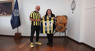 Aydın Fenerbahçeliler Derneği Başkanı Hayrettin Dincil Aydın Büyükşehir Belediye Başkanı Özlem Çerçioğlu'na nezaket ziyaretinde bulundu