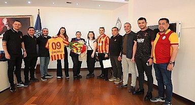 Aydın Galatasaray Taraftarlar Derneği Başkanı Fevzi Eryalçın Aydın Büyükşehir Belediye Başkanı Özlem Çerçioğlu'na nezaket ziyaretinde bulundu