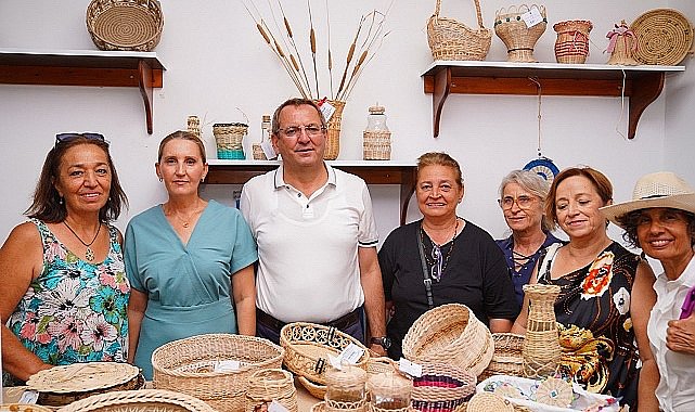 Ayvalık Belediyesi Mahalleevleri'ndeki kadınlar tarafından üretilen birbirinden güzel el emeği göz nuru hediyeler “El Emeği Pazarı