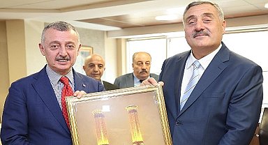Başkan Büyükakın, Erzurumlular Vakfı Başkanı Ahmet Önal ve Kars-Ardahan-Iğdır Vakfı Başkanı İsa Bozkurt ile yönetimlerini makamında konuk etti 