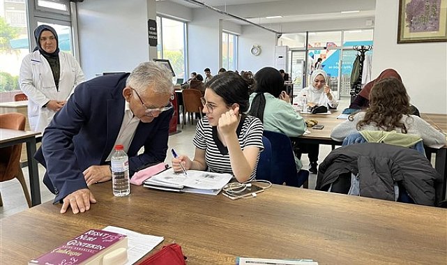 Başkan Büyükkılıç, Mevlana Kütüphanesi’nde kitapseverler ile buluştu